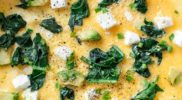 Omlet ze szpinakiem, awokado i serem feta