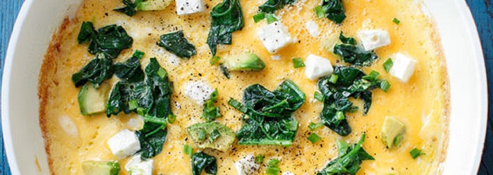 Omlet ze szpinakiem, awokado i serem feta